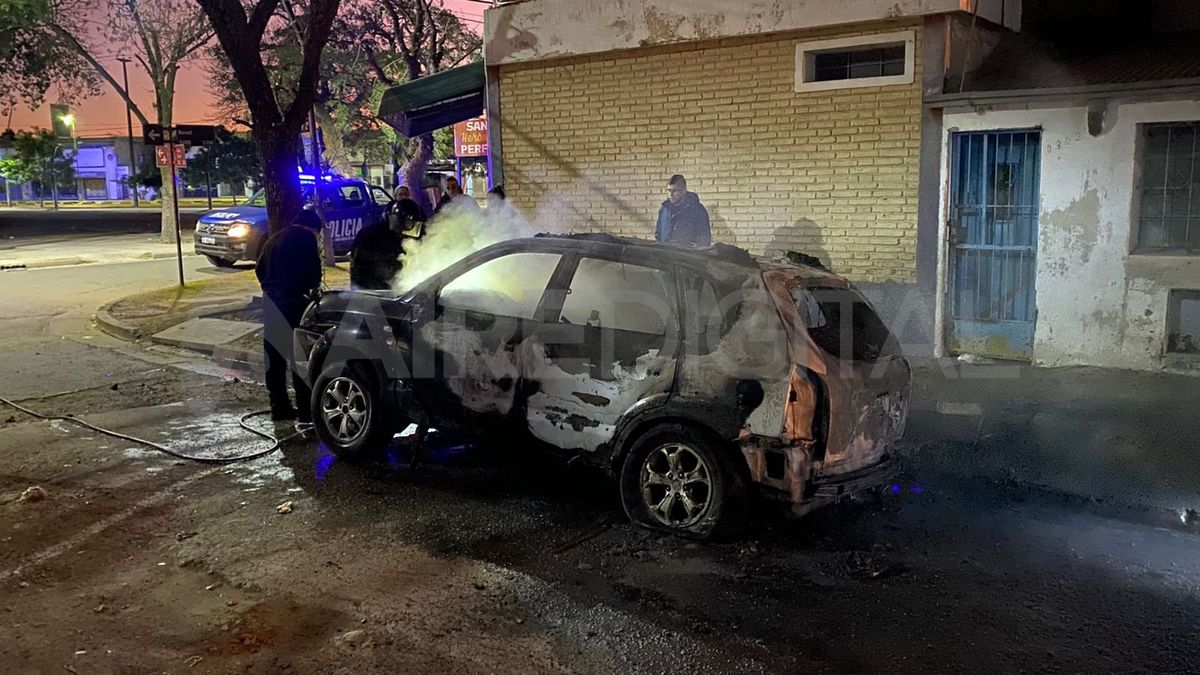 La camioneta ardió en llamas minutos despúes de las siete y media.