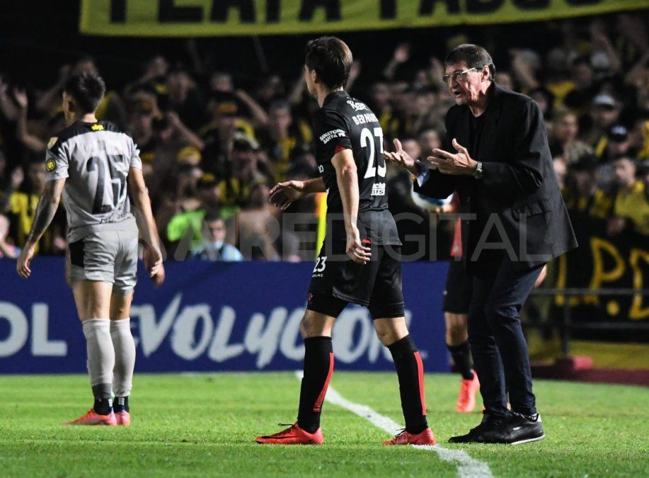 Julio César Falcioni le da indicaciones a Christian Bernardi durante el partido ente Colón y Peñarol, por la Copa Conmebol Libertadores.