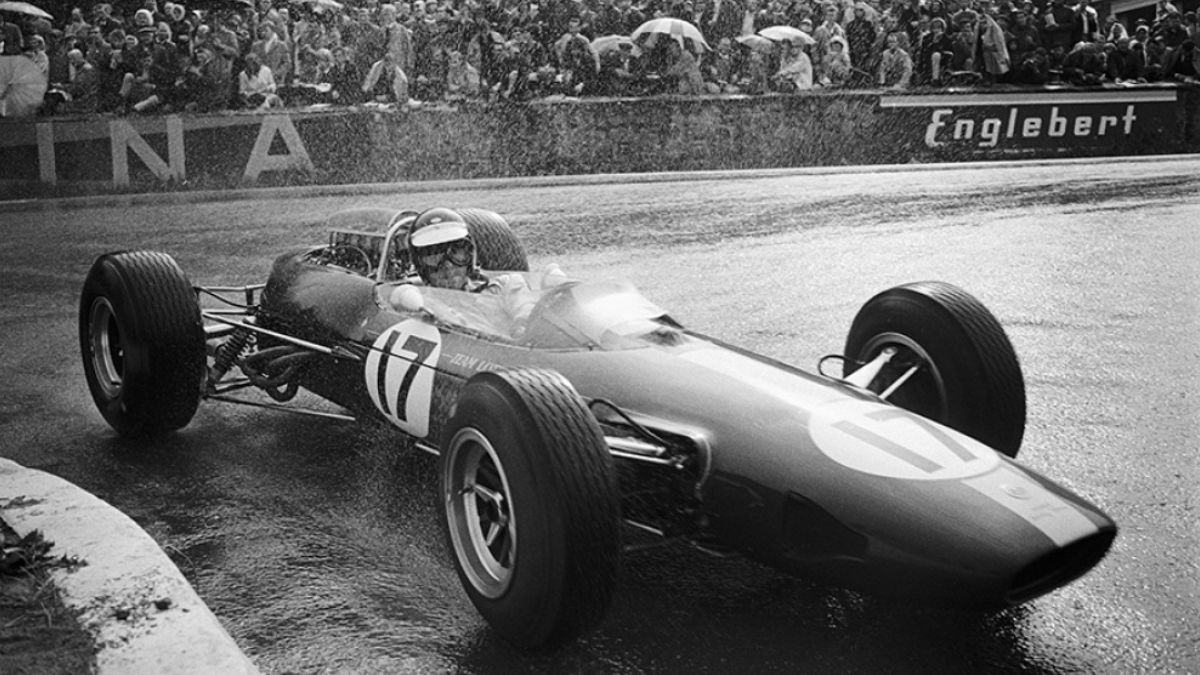 Tras finalizar tercero en el certamen de 1964 (con triunfos en Bélgica, Holanda y Gran Bretaña), Clark se coronaría nuevamente en la Fórmula 1 en 1965, ahora con el Lotus 33-Climax, donde se impuso en seis GP: los de Sudáfrica, Bélgica, Francia, Gran Bretaña, Holanda y Alemania. También, Lotus se adjudicó su segunda Copa de Constructores. Tras finalizar tercero en el certamen de 1964 (con triunfos en Bélgica, Holanda y Gran Bretaña), Clark se coronaría nuevamente en la Fórmula 1 en 1965, ahora con el Lotus 33-Climax, donde se impuso en seis GP: los de Sudáfrica, Bélgica, Francia, Gran Bretaña, Holanda y Alemania. También, Lotus se adjudicó su segunda Copa de Constructores.