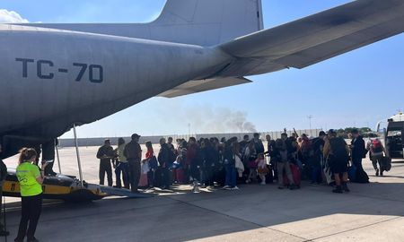 Tercer vuelo de Hércules C130 uniendo Tel Aviv con Roma. Continuamos evacuando a los argentinos en el Operativo #RegresoSeguro, informó esta mañana el ministro de Defensa, Jorge Taiana, en su cuenta de la plataforma X. Tercer vuelo de Hércules C130 uniendo Tel Aviv con Roma. Continuamos evacuando a los argentinos en el Operativo #RegresoSeguro, informó esta mañana el ministro de Defensa, Jorge Taiana, en su cuenta de la plataforma X.