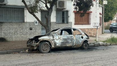 Incendio en barrio Sur: un auto terminó consumido por las llamas en la madrugada