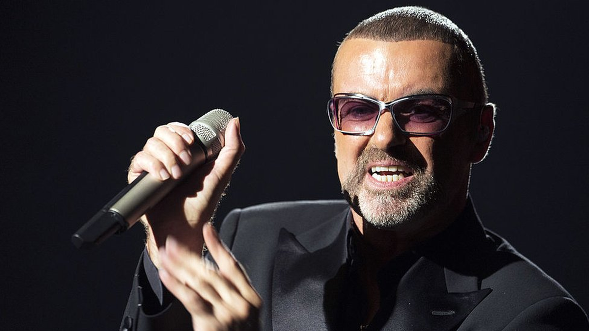 En 2016 muere George Michael, cantante, compositor y productor de música pop.