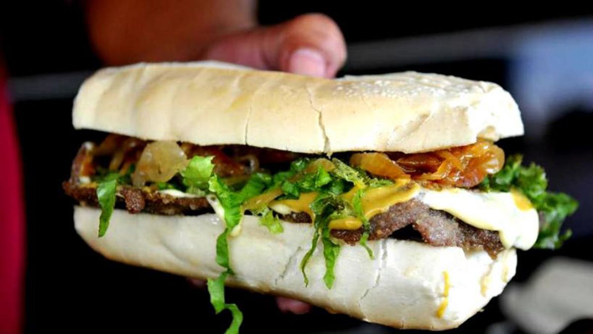 Un s&aacute;nguche de milanesa hecho en Tucum&aacute;n.