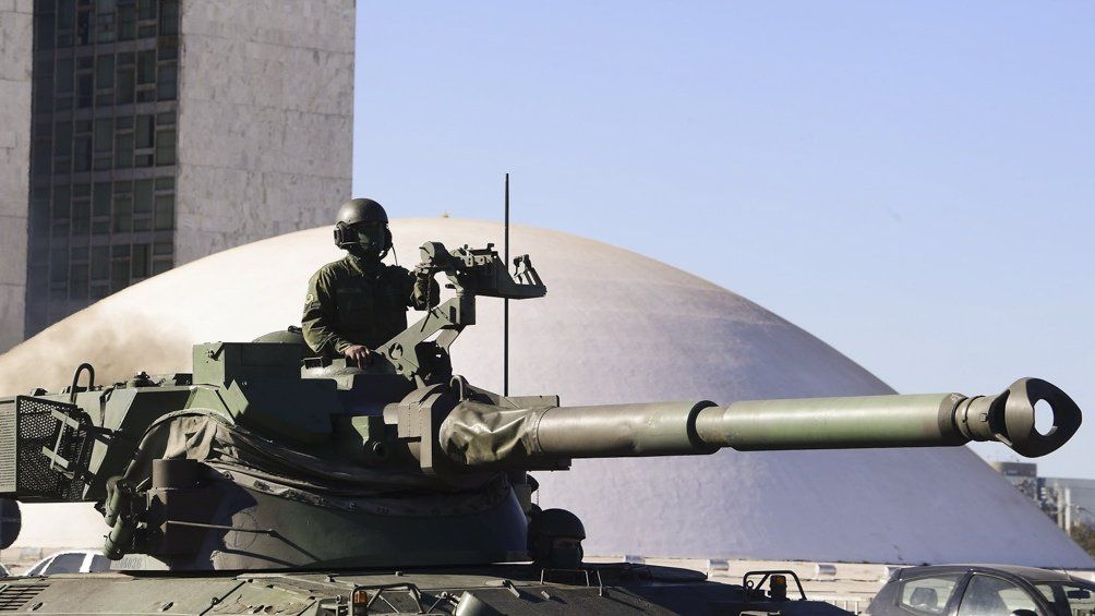 Más de 1500 vehículos miliares, entre ellos tanques y blindados en mal estado de conservación, pasaron por la Plaza de los 3 poderes de Brasilia frente a la Casa de Gobierno, el Congreso y la corte suprema como parte de un acto protocolar de la Marina.