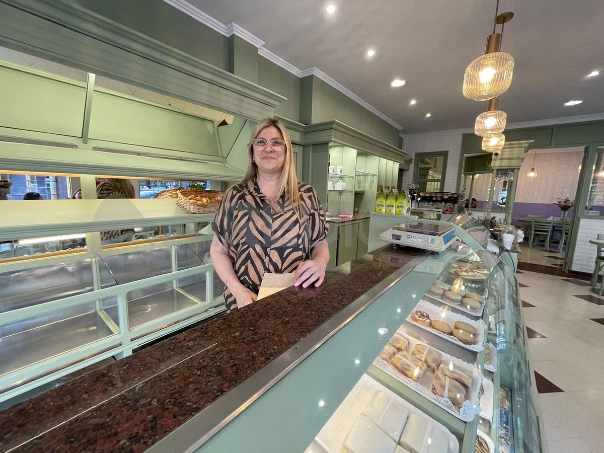 Andrea Bernardi, dueña de Cioccolata, en el nuevo local de Santa Fe, donde pastelería y ambiente se combinan en una experiencia única. Andrea Bernardi, dueña de Cioccolata, en el nuevo local de Santa Fe, donde pastelería y ambiente se combinan en una experiencia única.