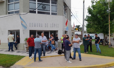 El conflicto en la comuna de López por el descuento del día de paro continúa. El conflicto en la comuna de López por el descuento del día de paro continúa.