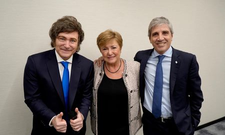 Javier Milei junto a Luis Caputo y la titular del FMI. Javier Milei junto a Luis Caputo y la titular del FMI.