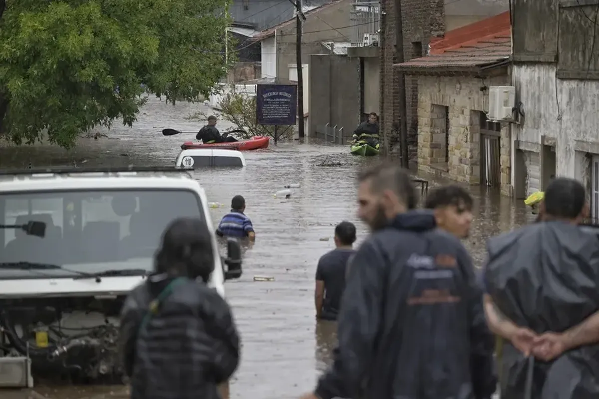 Rescatistas usan botes en una calle inundada en Bahía Blanca (Argentina). Rescatistas usan botes en una calle inundada en Bahía Blanca (Argentina).