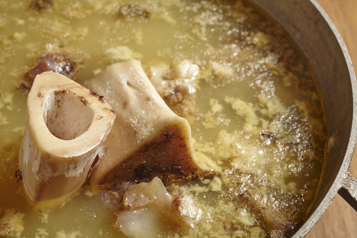 El caldo de huesos es un superalimento con múltiples beneficios para la salud. El caldo de huesos es un superalimento con múltiples beneficios para la salud.