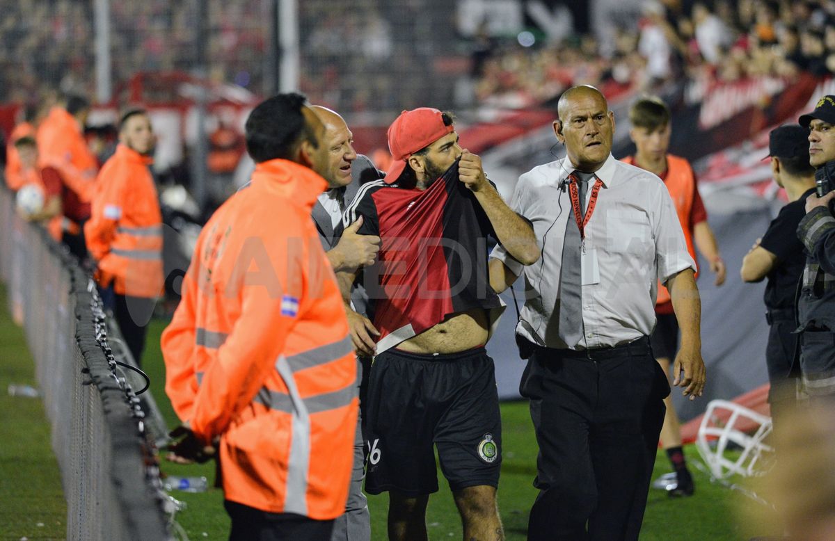 Arde Newells: dura sanción para los que hinchas invadieron el campo de juego e insultaron a los jugadores