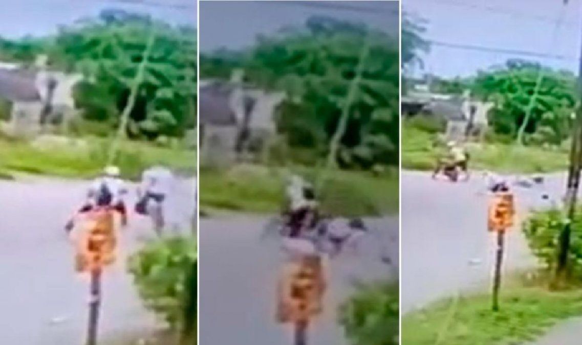 Un motoquero chocó a un anciano que iba en bici y escapó del lugar