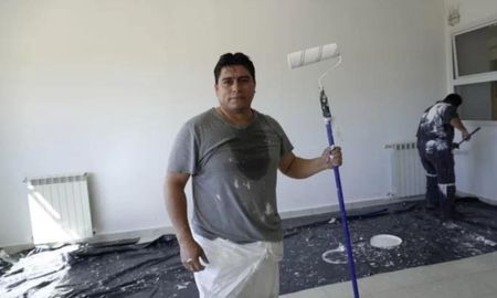 Claudio Vidal, Gobernador de Santa Cruz, sale a pintar escuelas para ponerlas a punto, a poco del comienzo de clases. Claudio Vidal, Gobernador de Santa Cruz, sale a pintar escuelas para ponerlas a punto, a poco del comienzo de clases.