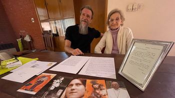 La historia del santafesino que soñó con el Papa, le escribió y terminó siendo su zapatero