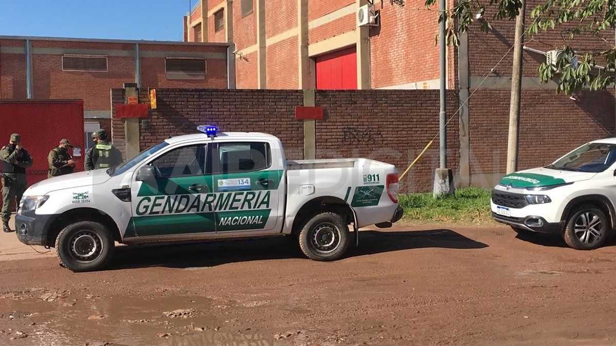 Los investigadores ingresaron a la exfábrica por un portón ubicado en calle Bernardo de Irigoyen.