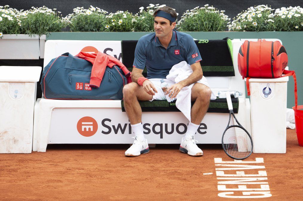Roger Federer cayó ante Pablo Andújar y quedó eliminado del ATP de Ginebra.