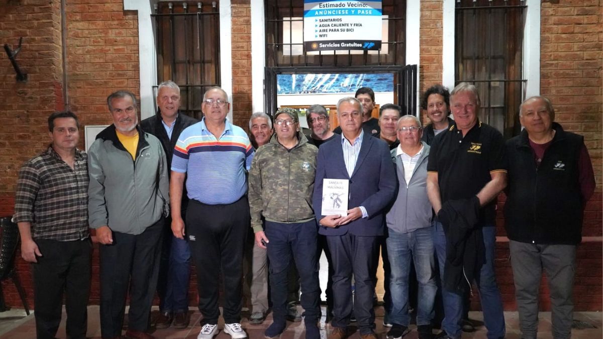El diputado provincial, Pablo Farías, junto a integrantes del Centro de Excombatientes de Malvinas en la ciudad de Santa Fe. El diputado provincial, Pablo Farías, junto a integrantes del Centro de Excombatientes de Malvinas en la ciudad de Santa Fe.