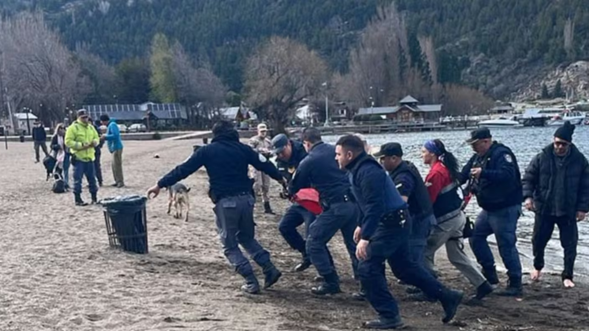 Agentes de la Prefectura Naval y el SIEN trabajaron en el sector de la Costanera cercano a la escultura de Los Ciervos para asistir a la víctima. Agentes de la Prefectura Naval y el SIEN trabajaron en el sector de la Costanera cercano a la escultura de Los Ciervos para asistir a la víctima.