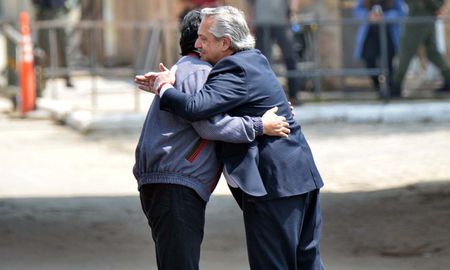 Alberto Fernández y Evo Morales, antes de dejar Argentina tras estar un año refugiado. Alberto Fernández y Evo Morales, antes de dejar Argentina tras estar un año refugiado.