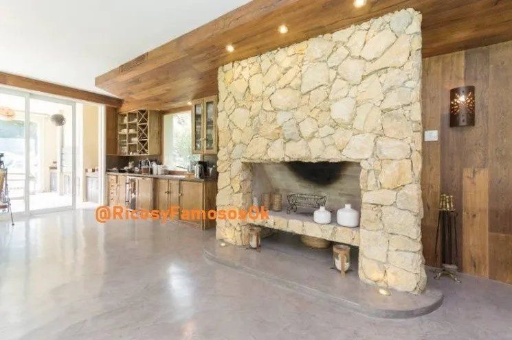 Tiene un cálido quincho.