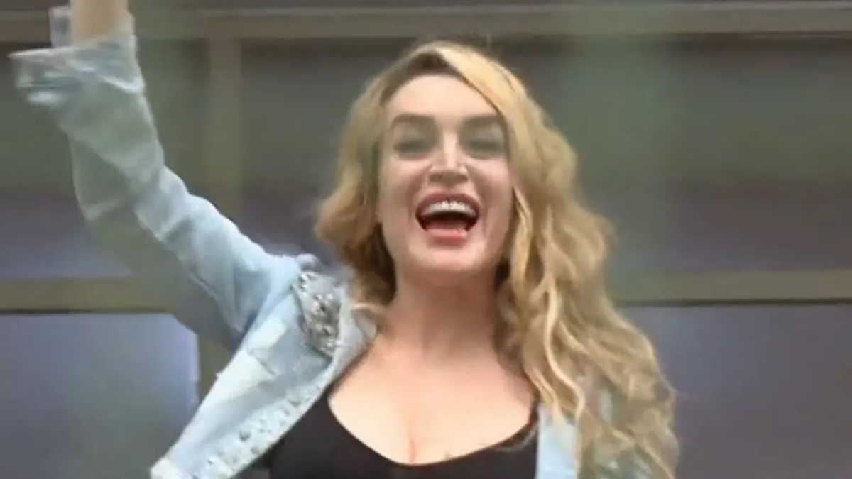 Fátima Florez cerró las puertas de un colegio cuando se encontraba votando.