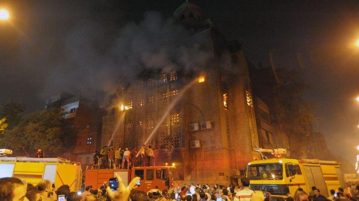 Las llamas consumieron la iglesia copta ubicada en un barrio popular del noroeste de El Cairo.