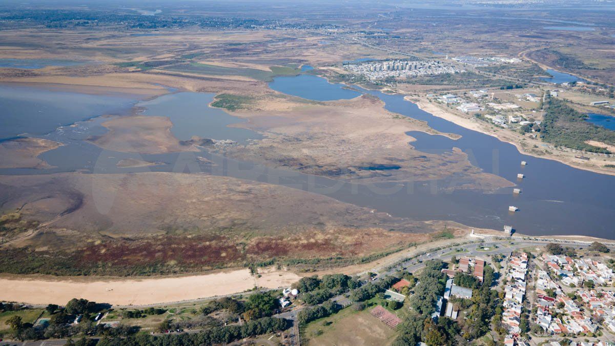 El río Paraná en el Puerto de Santa Fe atraviesa su bajante más pronunciada en los últimos 52 años.