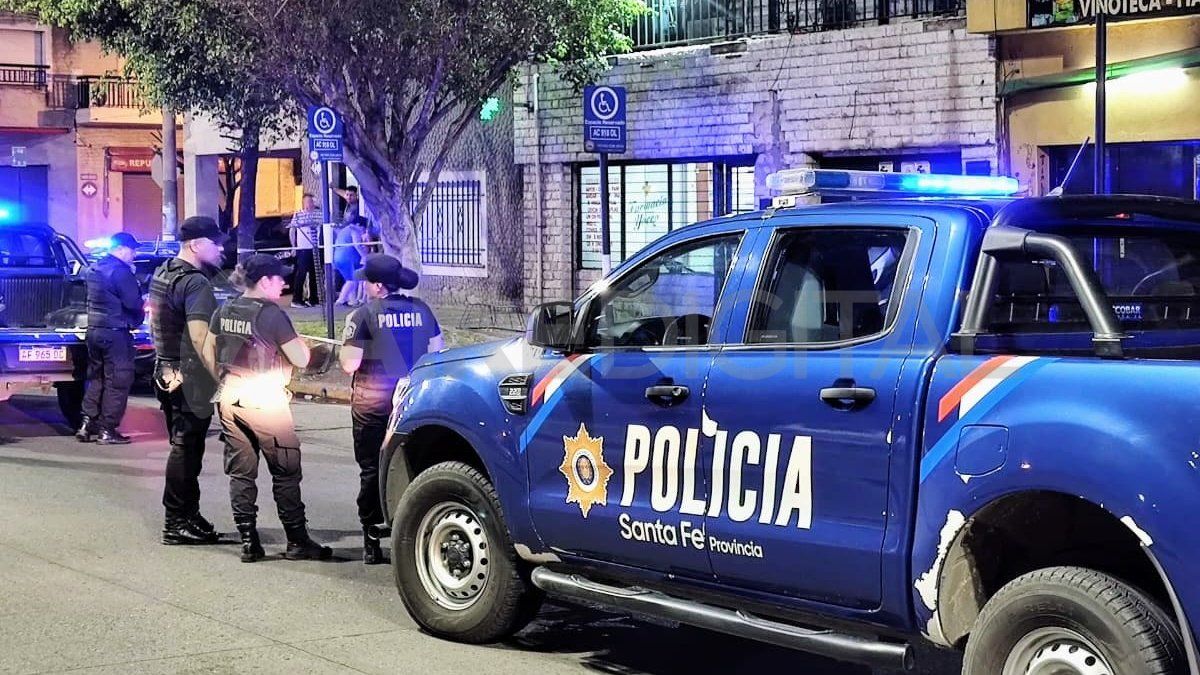 Balearon la fachada de una farmacia en Rosario e hirieron a un cliente.