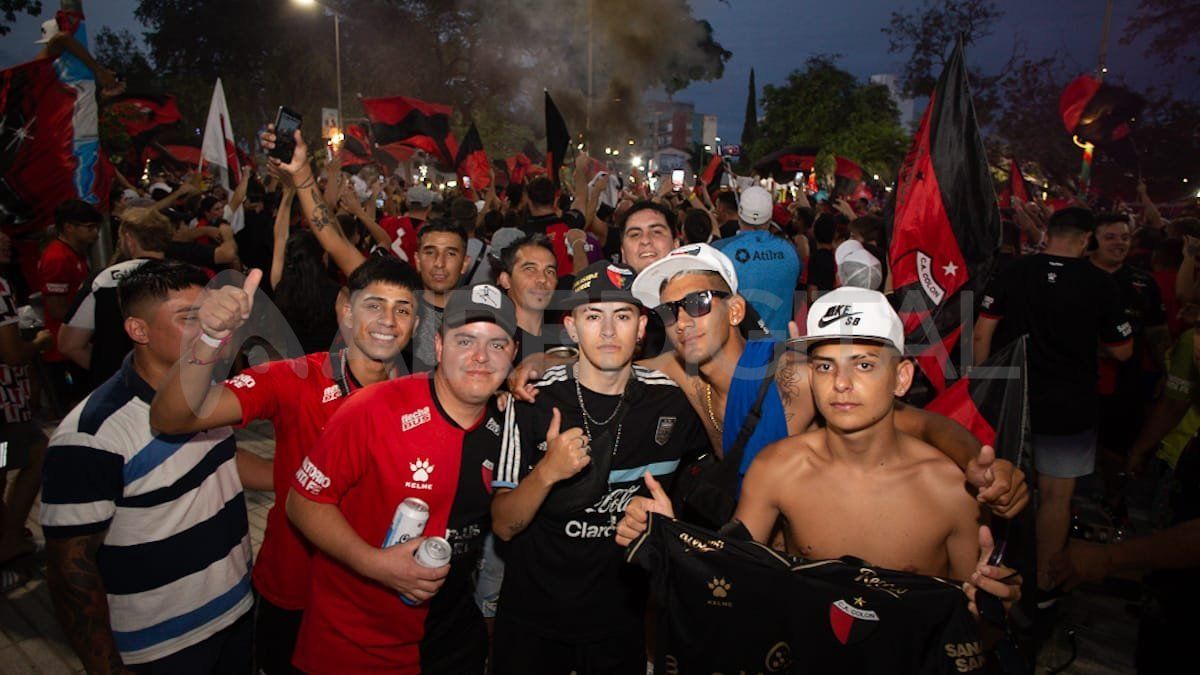 Los hinchas sabaleros arribaron a la ciudad de Santiago del Estero para alentar al plantel de Colón en su encuentro con River.