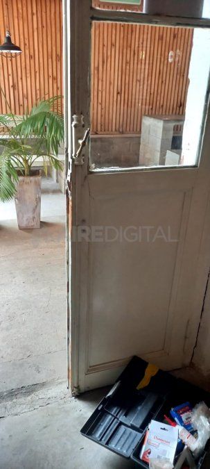 Al llegar al lugar los efectivos notaron que la alarma sonora estaba activa, por lo que examinaron más de cerca y se encontraron con que la puerta de Blindex de la entrada estaba forzada.