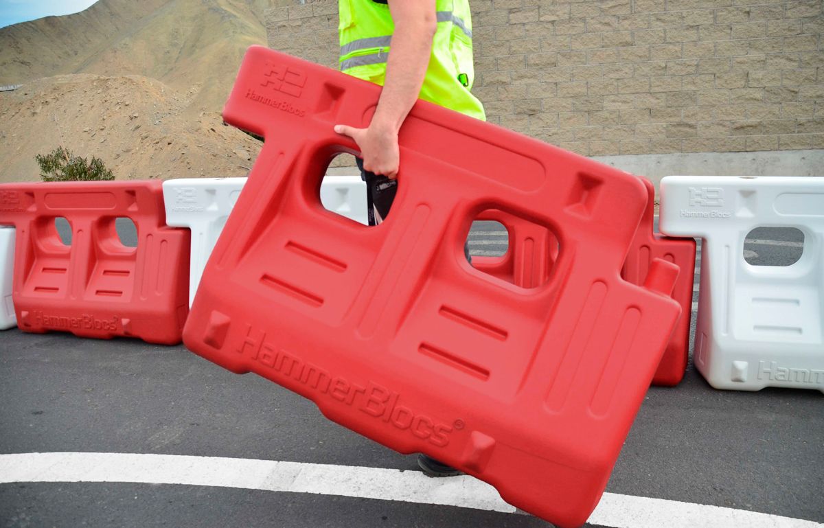 Así son las vallas móviles tipo New Jersey.