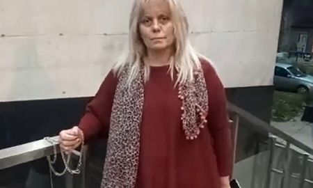 La funcionaria judicial se encadenó en la escalera de ingreso a los tribunales de Cañada de Gómez. La funcionaria judicial se encadenó en la escalera de ingreso a los tribunales de Cañada de Gómez.