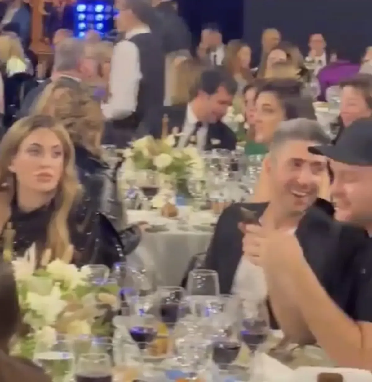 La terrible cara de Jésica Cirio cuando Jey Mammon se sentó a su lado. La terrible cara de Jésica Cirio cuando Jey Mammon se sentó a su lado.