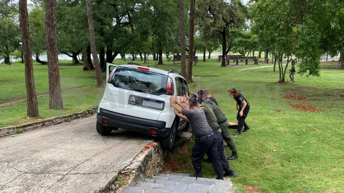 Un auto quedó atascado en la rampa de acceso al Parque del Sur.