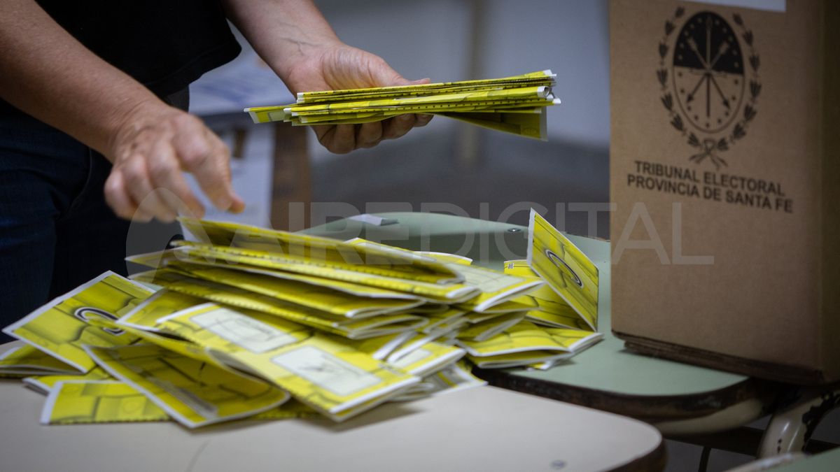 Otra de las cuestiones a definir es a cuántos votos quedó la coalición no peronista del millón de votos, y el número oficial de votantes. Otra de las cuestiones a definir es a cuántos votos quedó la coalición no peronista del millón de votos, y el número oficial de votantes.