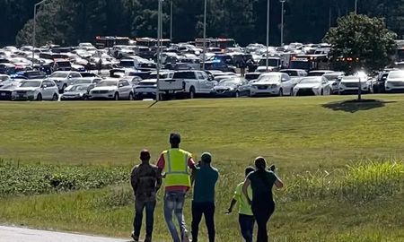 El incidente ocurrió en el establecimiento Apalachee High School de Winder, Apalachee de Winder, de Georgia, al tiempo que una persona fue detenida. El incidente ocurrió en el establecimiento Apalachee High School de Winder, Apalachee de Winder, de Georgia, al tiempo que una persona fue detenida.