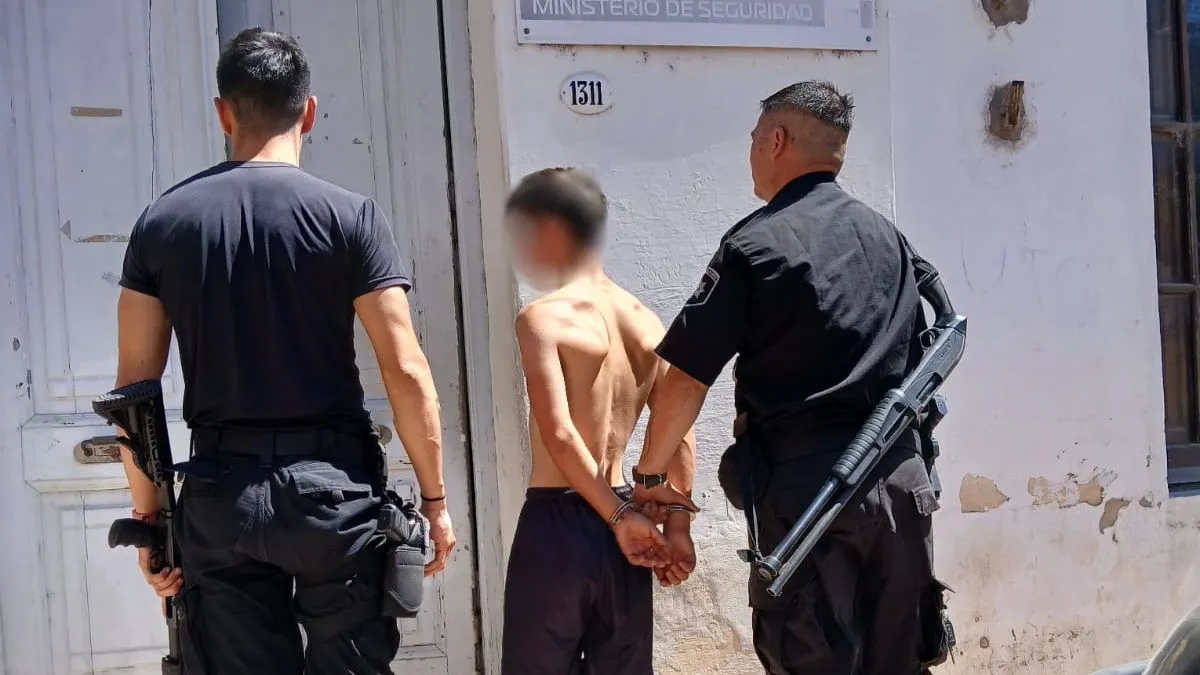 El menor fue detenido el jueves en el marco de una investigación por reiterados robos a comercios registrados en las últimas tres semanas en Rincón.  