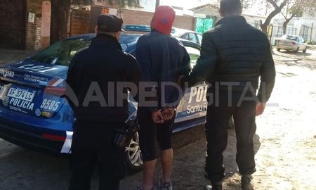 La policía de Santa Fe recapturó este viernes a otro de sujetos que se habían evadido de la comisaría 25° de Barrio El Pozo el pasado 2 de junio. Se trata de Maximiliano Fernández. La policía de Santa Fe recapturó este viernes a otro de sujetos que se habían evadido de la comisaría 25° de Barrio El Pozo el pasado 2 de junio. Se trata de Maximiliano Fernández.