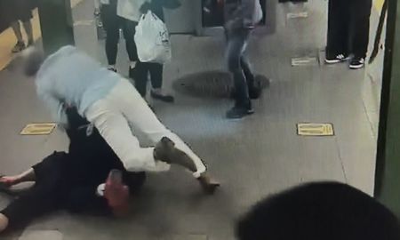 El tenso momento se vivió en el subterráneo de la ciudad estadounidense de Nueva York. El tenso momento se vivió en el subterráneo de la ciudad estadounidense de Nueva York.