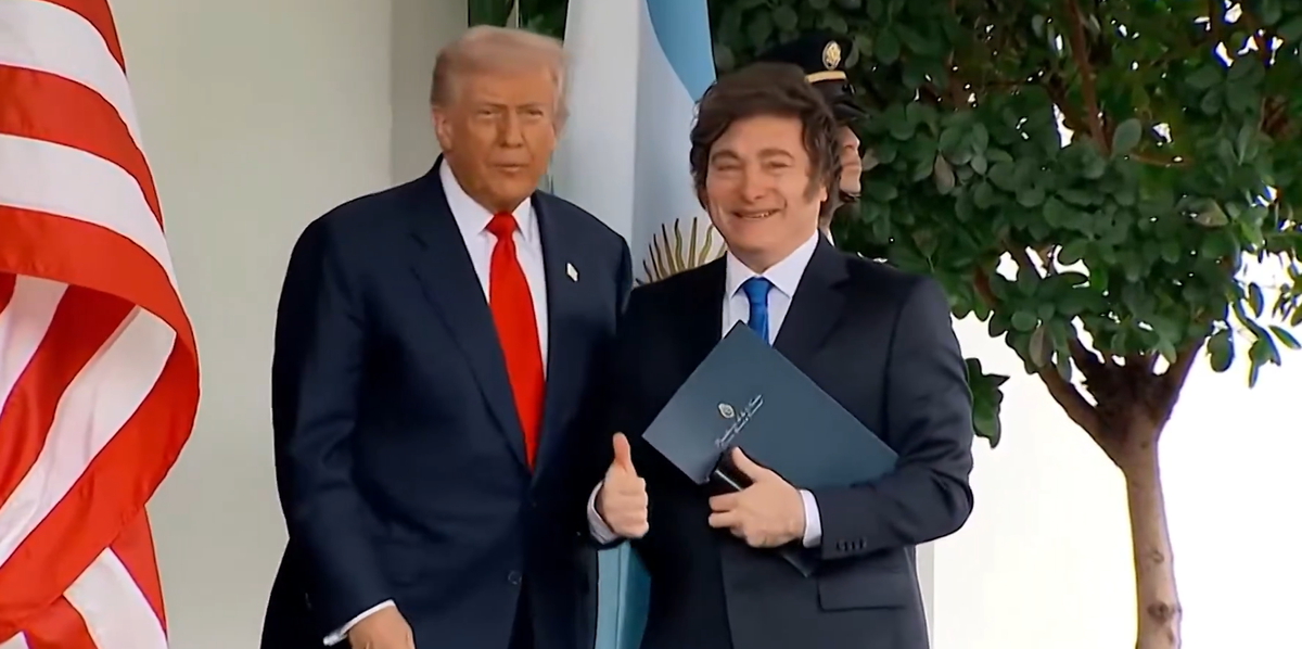 Donald Trump esperó a Javier Milei en la puerta de la residencia