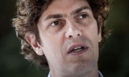 El senador Martín Lousteau criticó la decisión de bajar retenciones por tres días a solo grupos de grandes cerealeras. El senador Martín Lousteau criticó la decisión de bajar retenciones por tres días a solo grupos de grandes cerealeras.