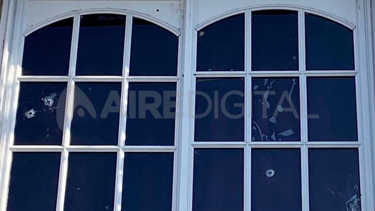 Se detectaron varios orificios en los autos y en puertas y ventanas del domicilio. Afortunadamente