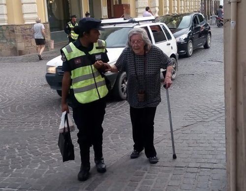 Policía ayudó a una abuelita a cruzar la calle y se volvió viral