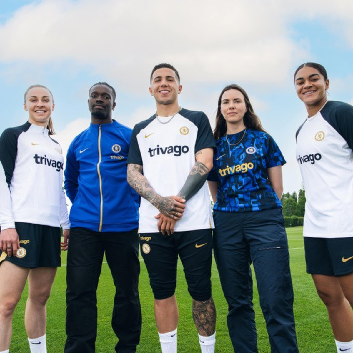 Enzo Fernández con la nueva ropa del equipo de Chelsea. Enzo Fernández con la nueva ropa del equipo de Chelsea.