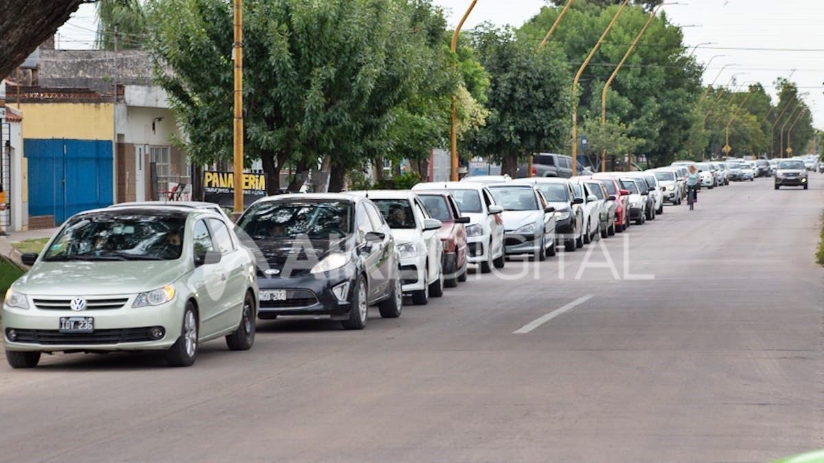 Una fila de 11 cuadras de automóviles se vio esta mañana en inmediaciones de la Esquina Encendida.
