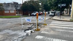 altText(Tras la difusión de AIRE, Assa señalizó con un corralito el peligroso bache en Candioti Norte)}