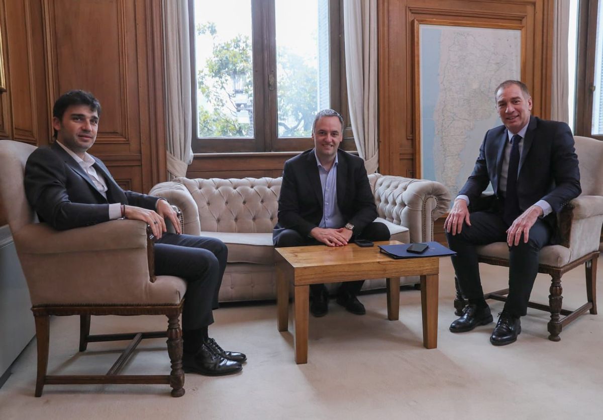 Ignacio Torres en Casa Rosada con Manuel Adorni y Diego Santilli.