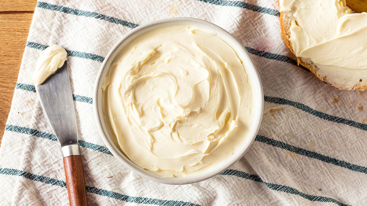 El queso crema es muy rico y puede hacerse en casa con muy pocos ingredientes. El queso crema es muy rico y puede hacerse en casa con muy pocos ingredientes.