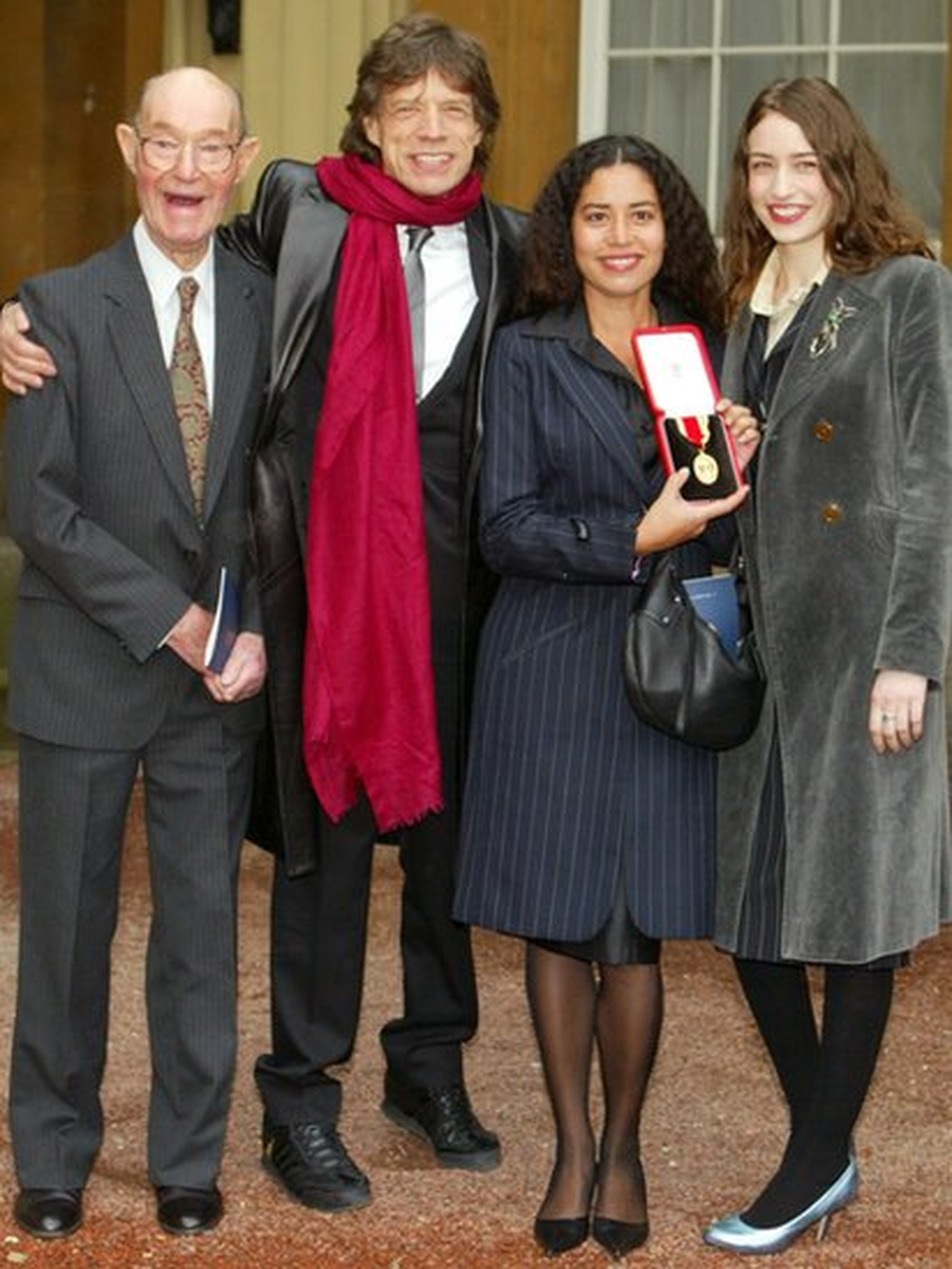 Mick Jagger recibió su título nobiliario de caballero en el Palacio de Buckingham, de manos del Príncipe Carlos