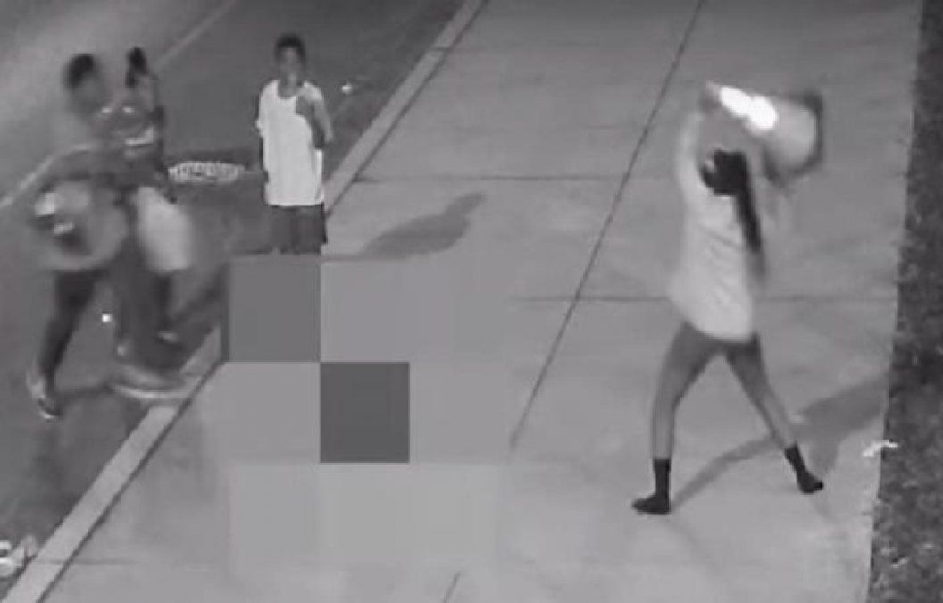 Video: siete adolescentes mataron a un jubilado con un cono de tránsito