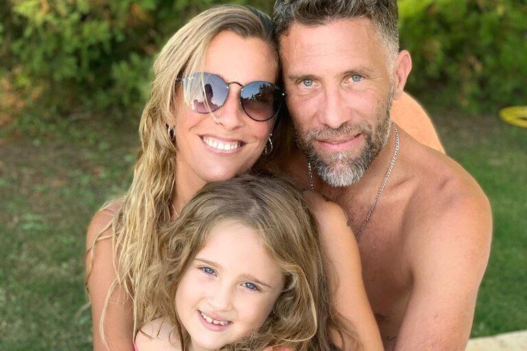 Dani La Chepi junto a su novio y su hija Isabella.